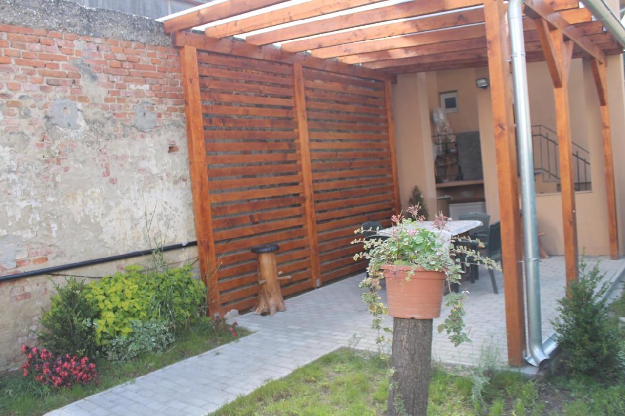 Suterenovy Apartman V Centre Pieszczany Zewnętrze zdjęcie